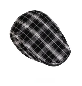 Vue de dessus d'un béret classique à carreaux noir et blanc avec des coutures fines