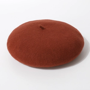 Gedetailleerde textuur van de karamel wollen baret met minimalistische bovensteel