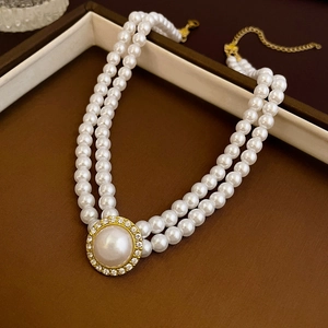 Collier de perles baroque à deux rangs avec pendentif serti de diamants et fini or