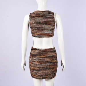 Détail du dos en maille pelucheuse de l'ensemble jupe courte et haut court rayé marron
