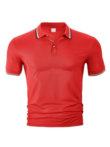 Détail du col d'un polo rouge à rayures marines et étiquette 100% polyester