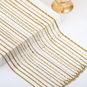 Sammlung verschiedener vergoldeter Edelstahl-Halsketten für Damen in 18K Goldoptik