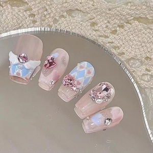 Faux ongles faits main dégradé rose et bleu avec ailes d'ange et bijoux en cristal