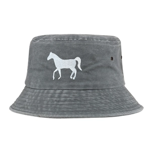 Détail de la broderie de cheval blanc sur le chapeau bob en coton gris foncé