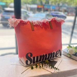 Rosa-weiße geflochtene Strandtasche mit Fransen-Details und Summer-Aufdruck