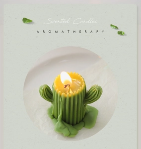 Gros plan d'une bougie parfumée verte en forme de cactus allumée sur papier rustique