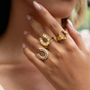 Stapelbare goldene Hufeisenringe mit Perlmutt und Zirkonia für einen eleganten Look