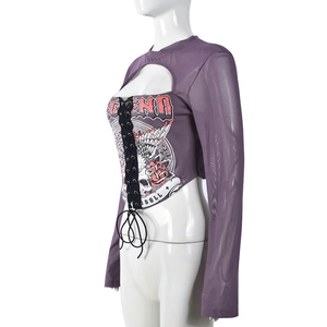 Dettaglio laterale del top in mesh viola con stampe rock e lacci neri in stile corsetto