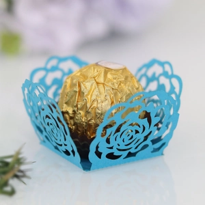 Emballage de chocolat en dentelle de rose ajourée bleue découpé au laser pour mariage