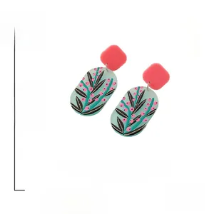 Dettaglio orecchini pendenti a fiori in acrilico 5.9x2.5cm con perno in argento S925 e peso
