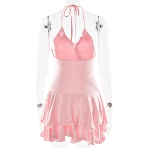 Vue détaillée de la robe dos nu rose avec ourlet à volants multicouches pour l'été