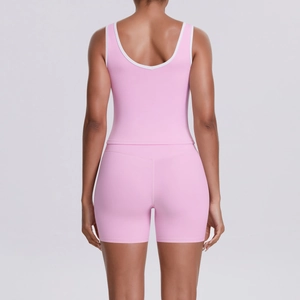 Détail de l'ensemble de yoga rose clair montrant le dos croisé et la coupe ajustée