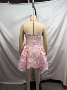 Détail de la robe mini en jacquard rose montrant la fermeture éclair au dos