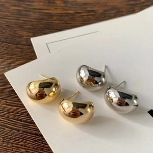 Orecchini a lobo minimalisti a forma di C in finiture oro e argento lucido