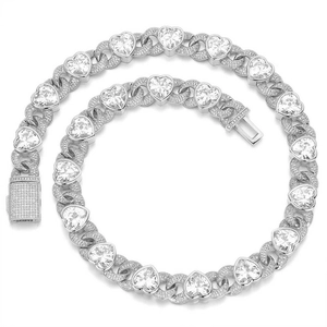 Detail van zilveren Cubaanse ketting met hartvormige zirkonia-stenen en glanzende accenten