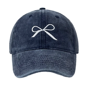 Casquette de baseball en jean bleu délavé avec broderie nœud blanc et visière courbée