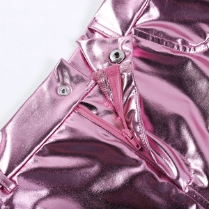 Dettaglio della gonna rosa metallizzata con cerniera lampo e bottone in metallo argento