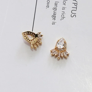 Dettagli degli orecchini a goccia in zircone con placcatura in oro e micro-pavé