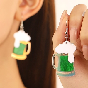 Boucles d'oreilles chope de bière verte St. Patrick en acrylique avec mousse et crochets
