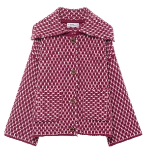 Detailansicht der burgunderroten Strickjacke mit großem Revers und braunen Holzknöpfen