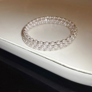 Gros plan d'un bracelet multicouche français avec perles et diamants brillants et luxueux