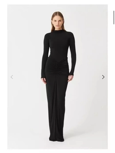 Robe longue noire élégante à col montant, manches longues et taille froncée, coupe slim
