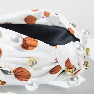 Détail d'un serre-tête imprimé basket avec perles blanches et strass brillants raffinés