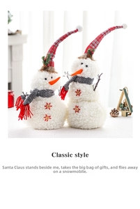 Vue détaillée de bonshommes de neige en peluche avec chapeaux à carreaux rouges et boutons