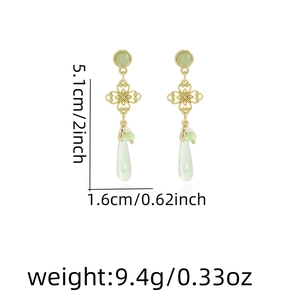 Detailed size chart of green fan-shaped tassel earrings with exact dimensions in cm and inches