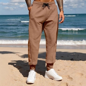 Pantaloni sportivi da uomo marrone chiaro con coulisse in vita e polsini stretti al mare