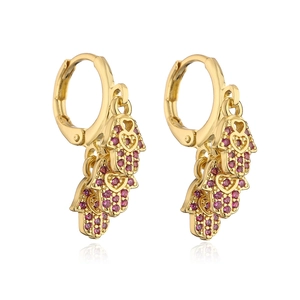 Détail de boucles d'oreilles Main de Fatma plaquées or 18K et zircons violets