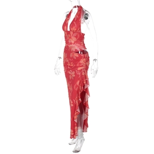 Détail d'une robe maxi rouge à fleurs avec col en V profond, découpes et fente à volants