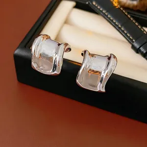 Polierte silberne geometrische Ohrstecker mit minimalistischem Flüssigmetall-Stil Design