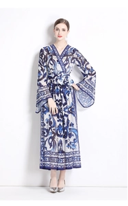 Détail du décolleté en V et de la taille nouée d'une robe maxi en mousseline