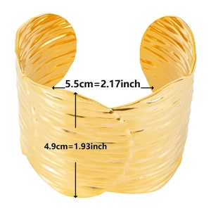 Detailed dimensions of 18k gold wave texture cuff bracelet with 4.9cm width
