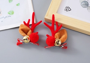Detail von Rentier-Geweih-Haarspangen mit roter Beflockung und goldenen Glöckchen