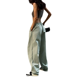 Pantalon cargo décontracté pour femmes en vert sauge clair avec jambe large et fluide