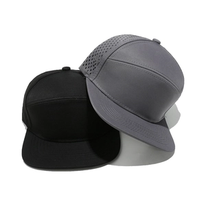 Detalle de agujeros transpirables perforados por láser en gorras de béisbol tipo mesh
