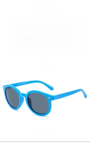 Vues de face et de côté de lunettes de soleil enfant bleu roi avec verres anti-UV