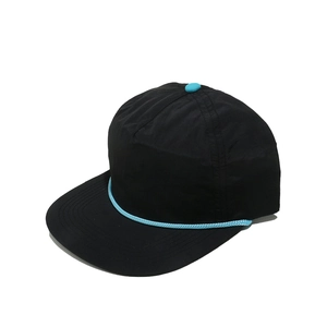 Détail d'une casquette de baseball noire à bord plat avec cordon et bouton bleu clair