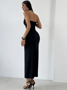 Elegante vestido largo negro con cuello halter y espalda descubierta de punto ajustado