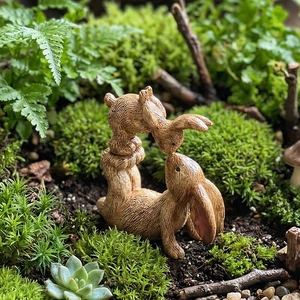 Statuetta famiglia conigli in resina effetto legno per decorazione casa e ufficio