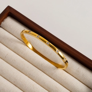 Vue détaillée du bracelet en or 18K serti de zircons blancs dans un écrin en velours