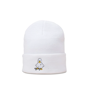 Gros plan détaillé du bonnet en tricot blanc avec broderie de canard faisant du skateboard