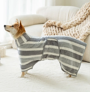 Albornoz de rayas absorbente para perros en microfibra suave, ideal para secado post-baño