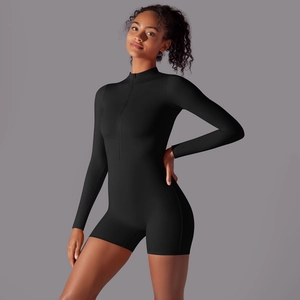 Dettaglio body sportivo nero a maniche lunghe con colletto a zip e pantaloncini aderenti