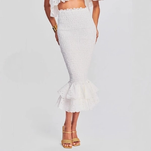Jupe mi-longue sirène blanche avec ourlet à volants brodé et taille haute froncée pour femme