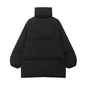 Vue arrière d'une doudoune noire avec une silhouette oversize sur fond blanc épuré
