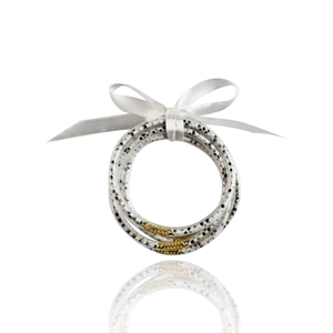 Set di bracciali con stampa leopardata bianca decorati con un fiocco di raso