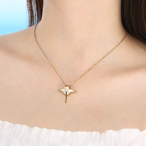 Nahaufnahme der goldenen Mantarochen-Halskette mit eleganter Perlmutt-Einlage für Damen